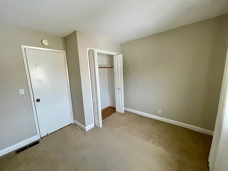  2 Comstock Queen Ct