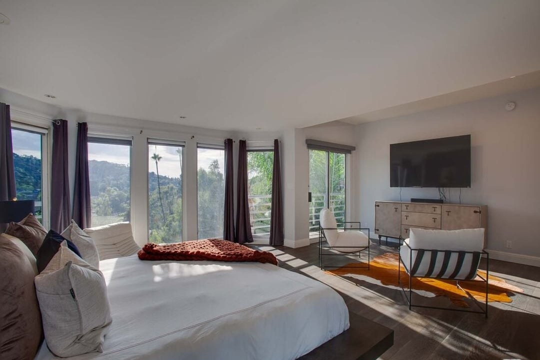 Solaris Manor, N Knoll Dr, 90068