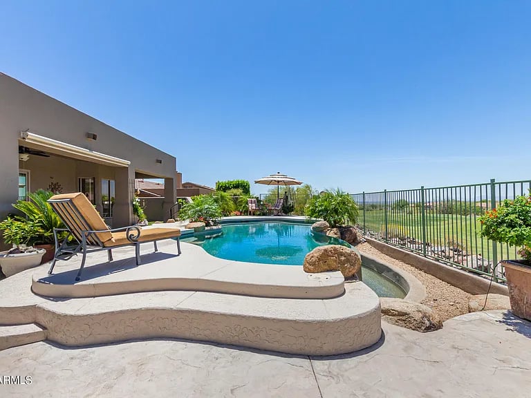 9232 N Longfeather