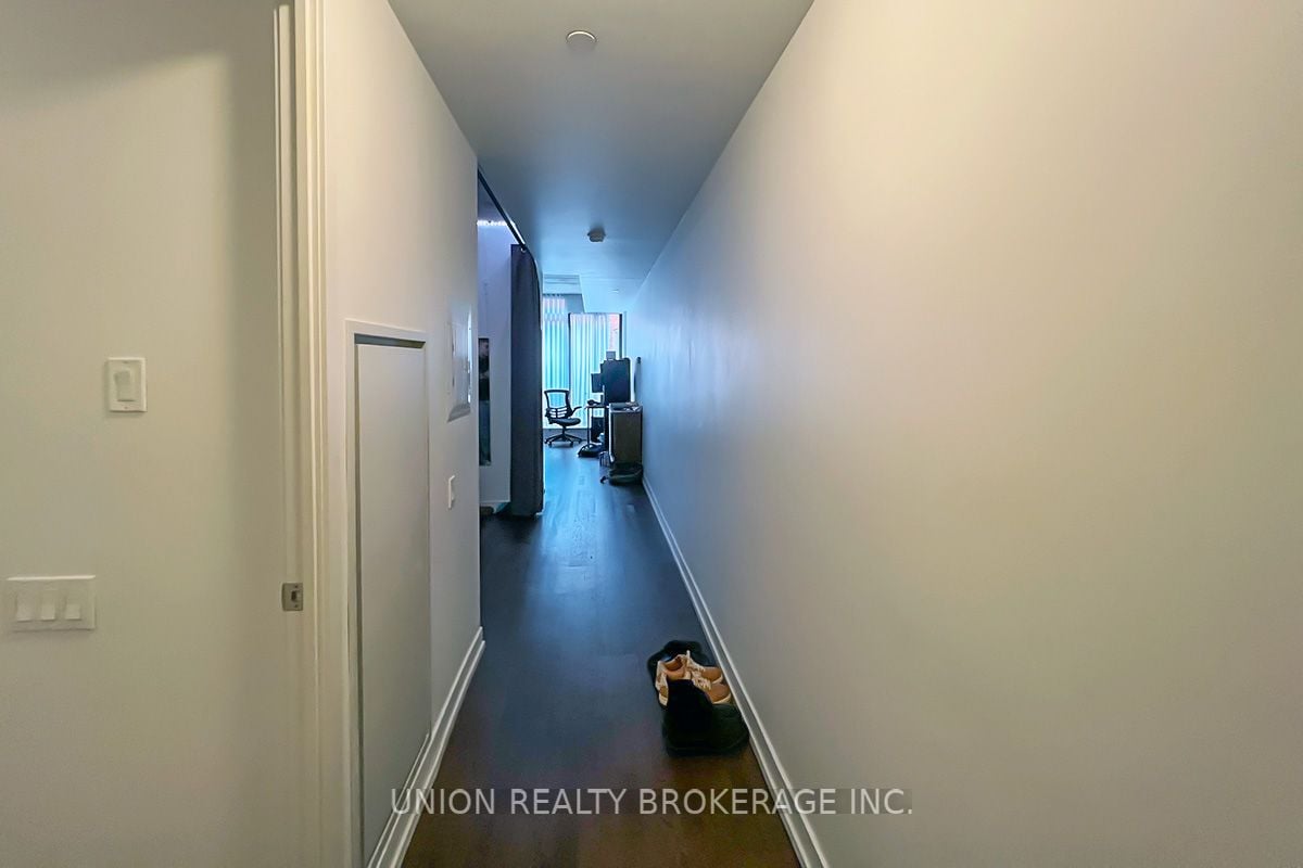 560 King St W, Ste 222