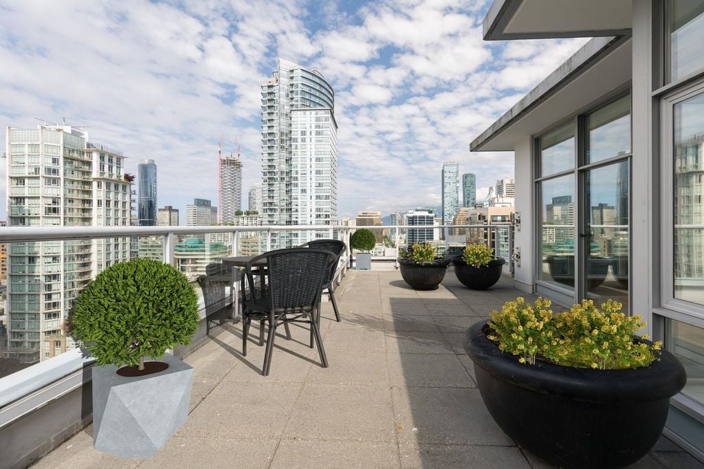 480 Robson St, #1901