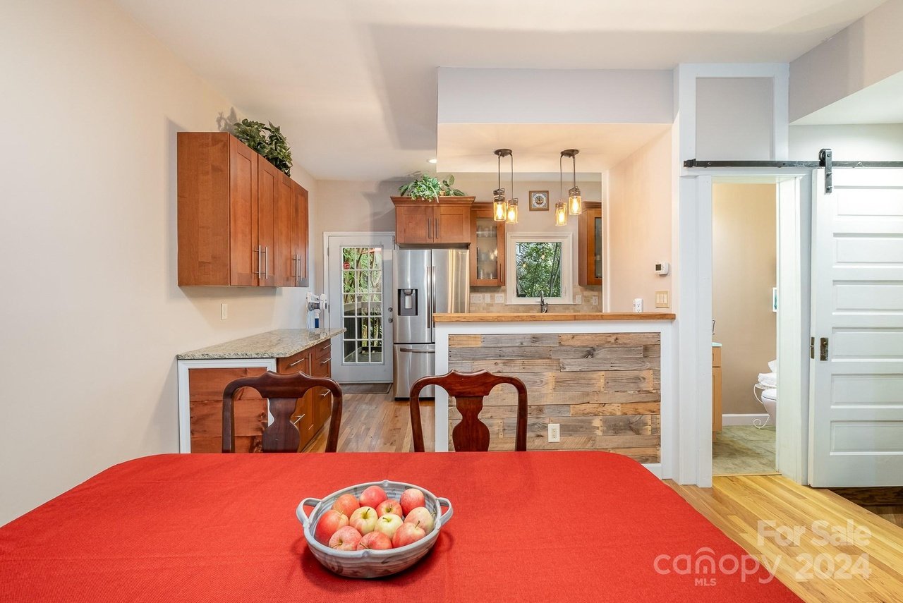 324 W 10th St