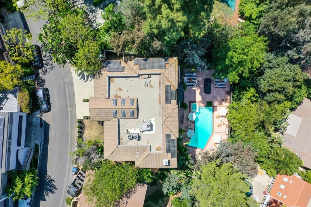 Solaris Manor, N Knoll Dr, 90068