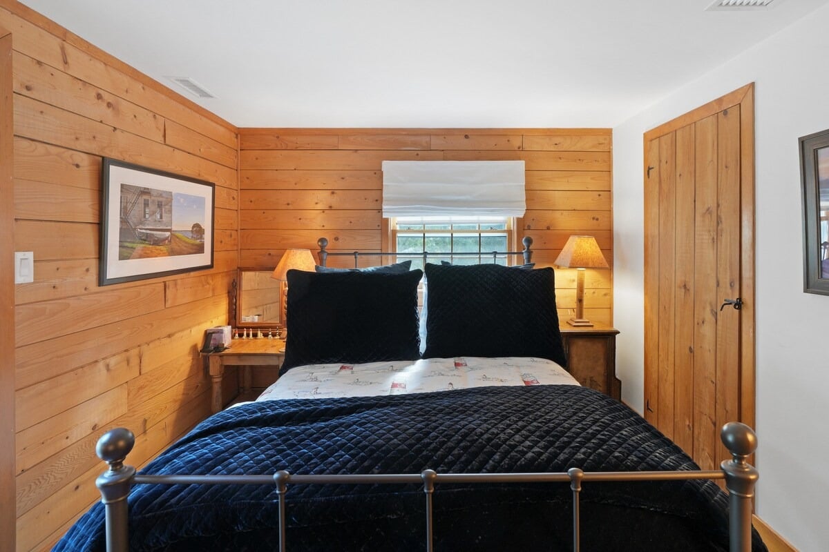 Renovated Oak Bluffs Retreat With Lagoon Access