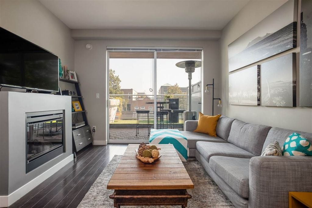 3333 Main St, #208