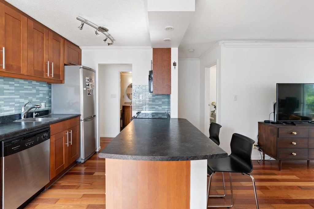 270 W 1st St, #202