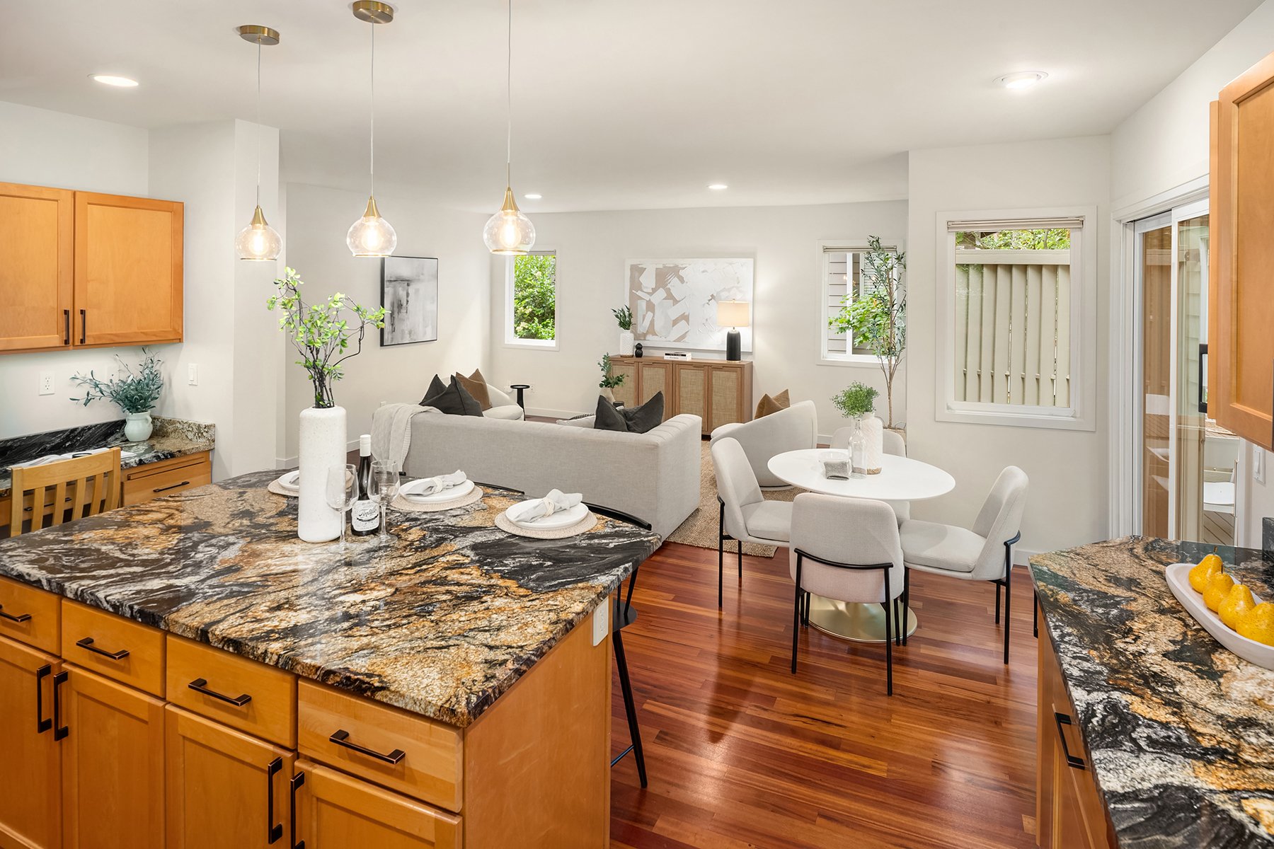 Quiet Elegance in Kirkland: Ideal Location & Natural Beauty