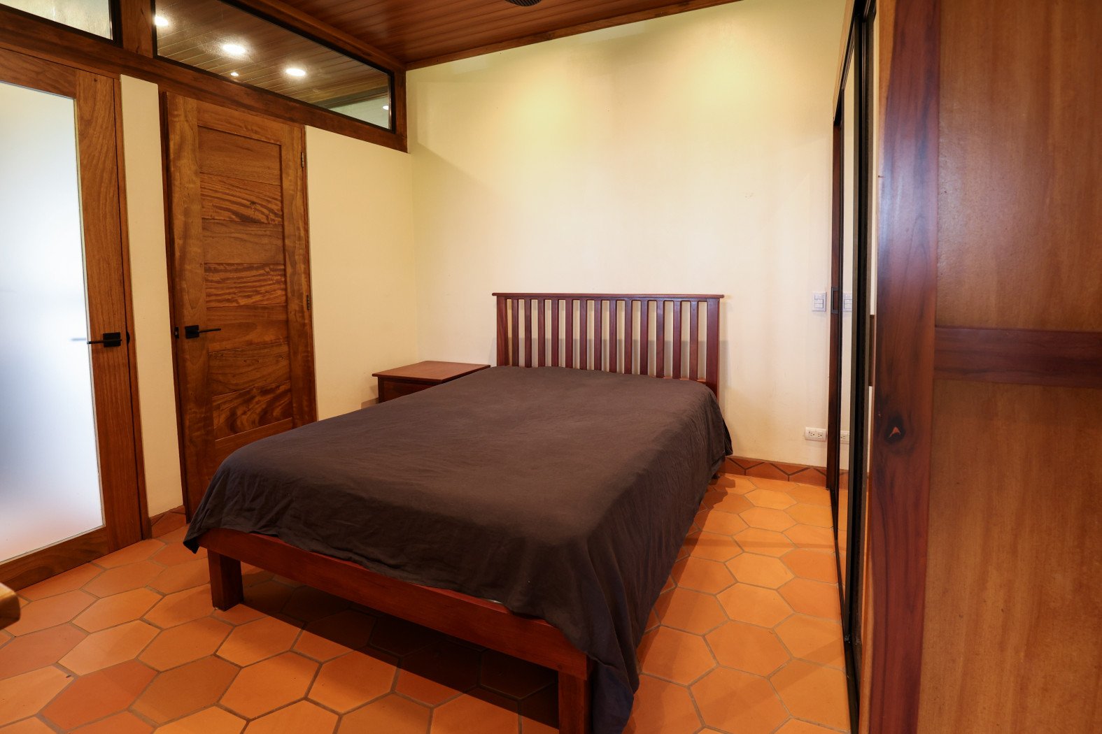 TROPICAL RETREAT IN PLATANILLO – OCEAN VIEW HOME PLUS APARTMENT IN ESTABLISHED COMMUNITY – 0.88 ACRES