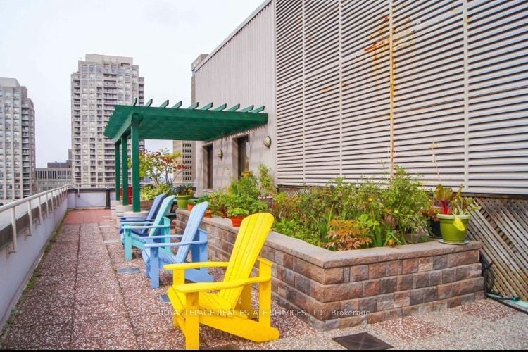 555 Yonge St 502