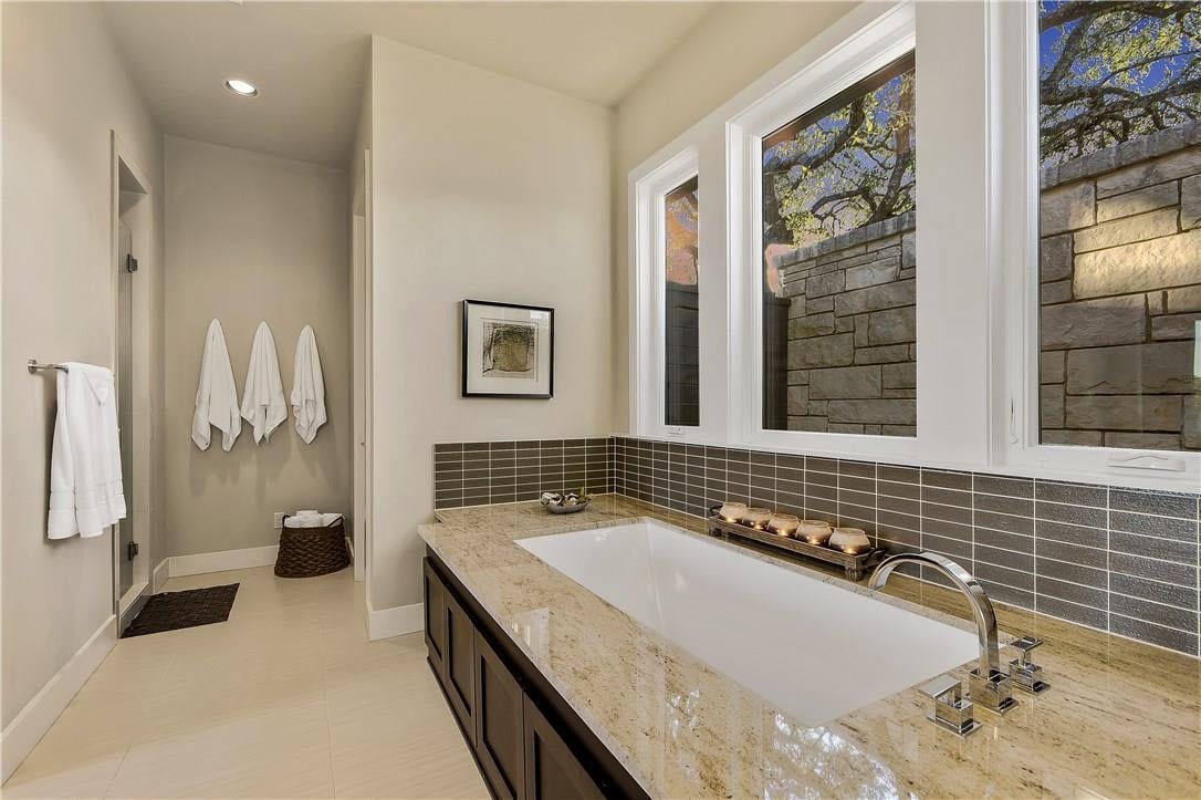 1715 Corto Ln