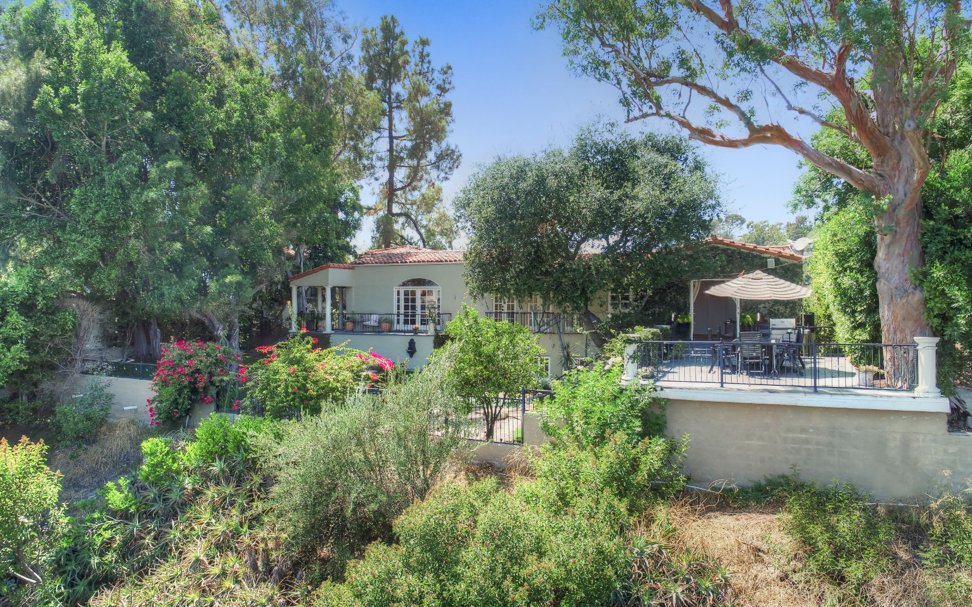  3110 Hollyridge Dr