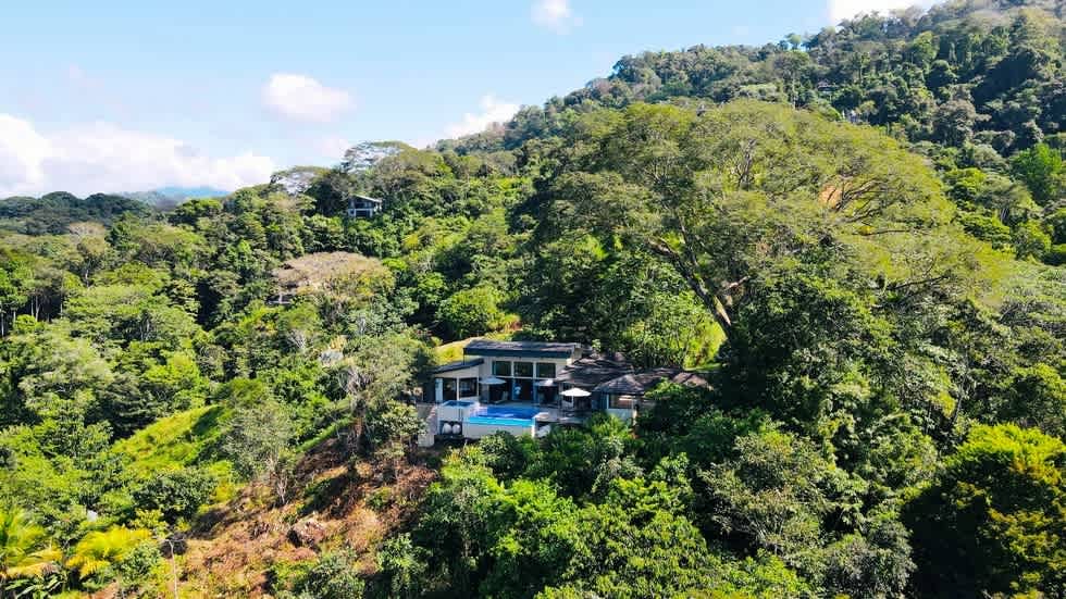 Casa Linda Vista with Ocean View Above Dominical Beach