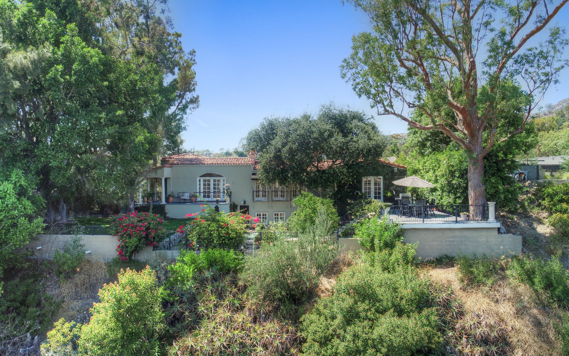  3110 Hollyridge Dr