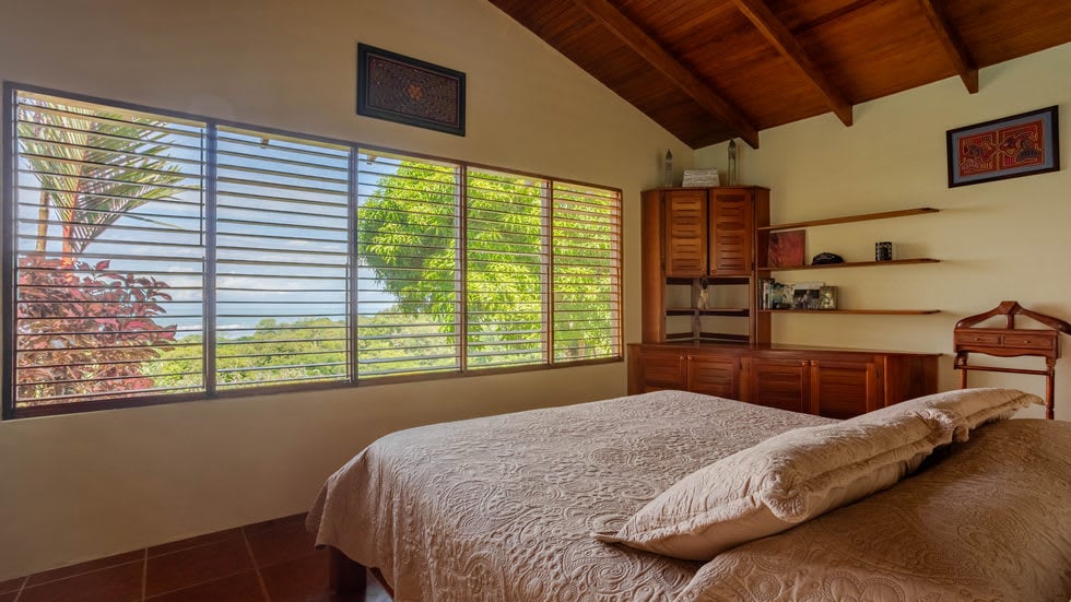Home with White Water Views and Easy Access in Ojochal