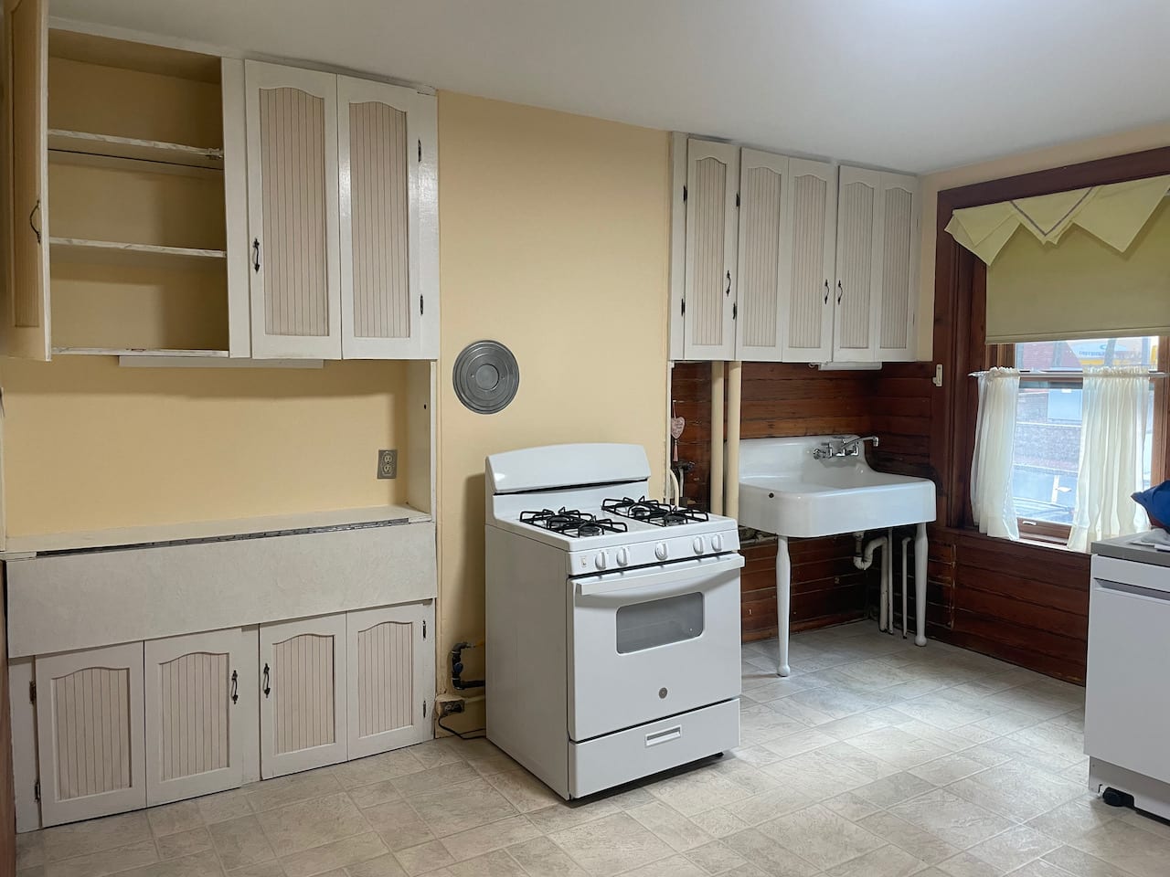 Unique Upton Street 2 bed w/ Deck, Laundry & Parking ! Available October! Utils Included! 