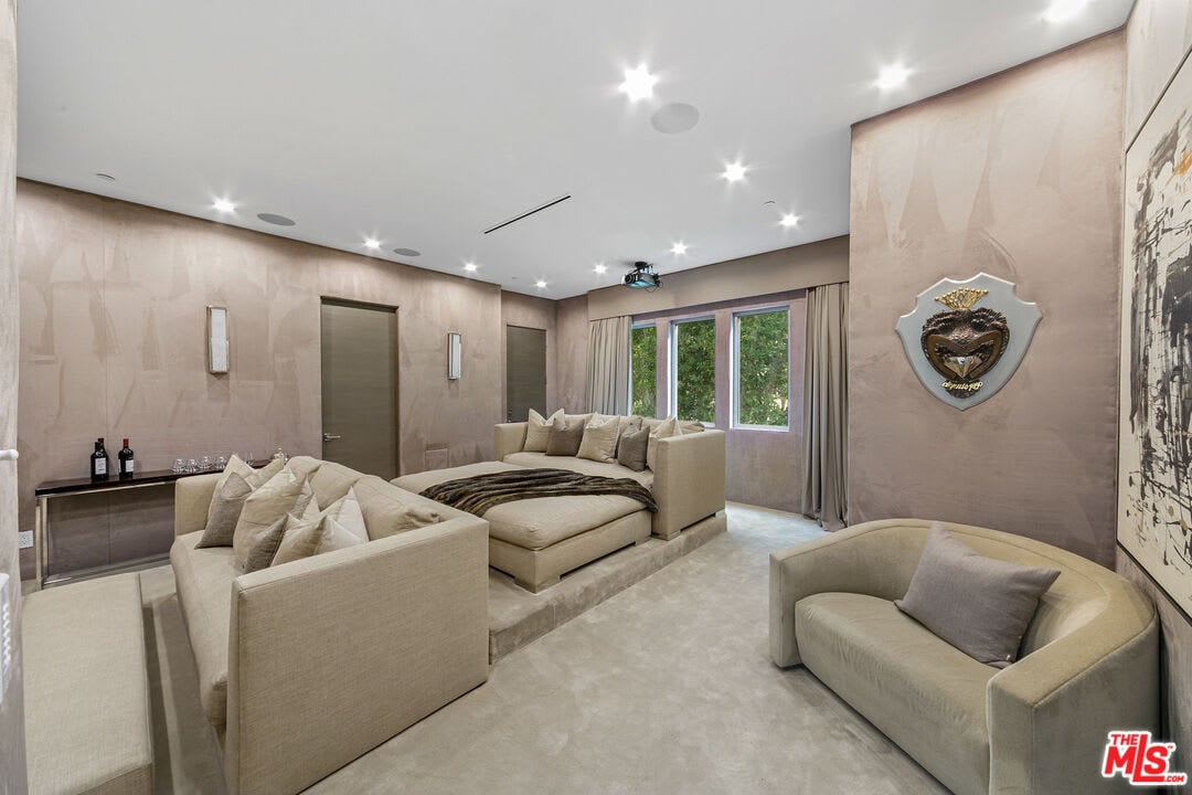 Eminence Velvet