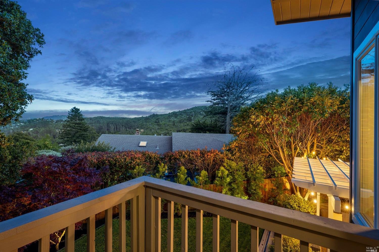 2 Cedarwood Ln