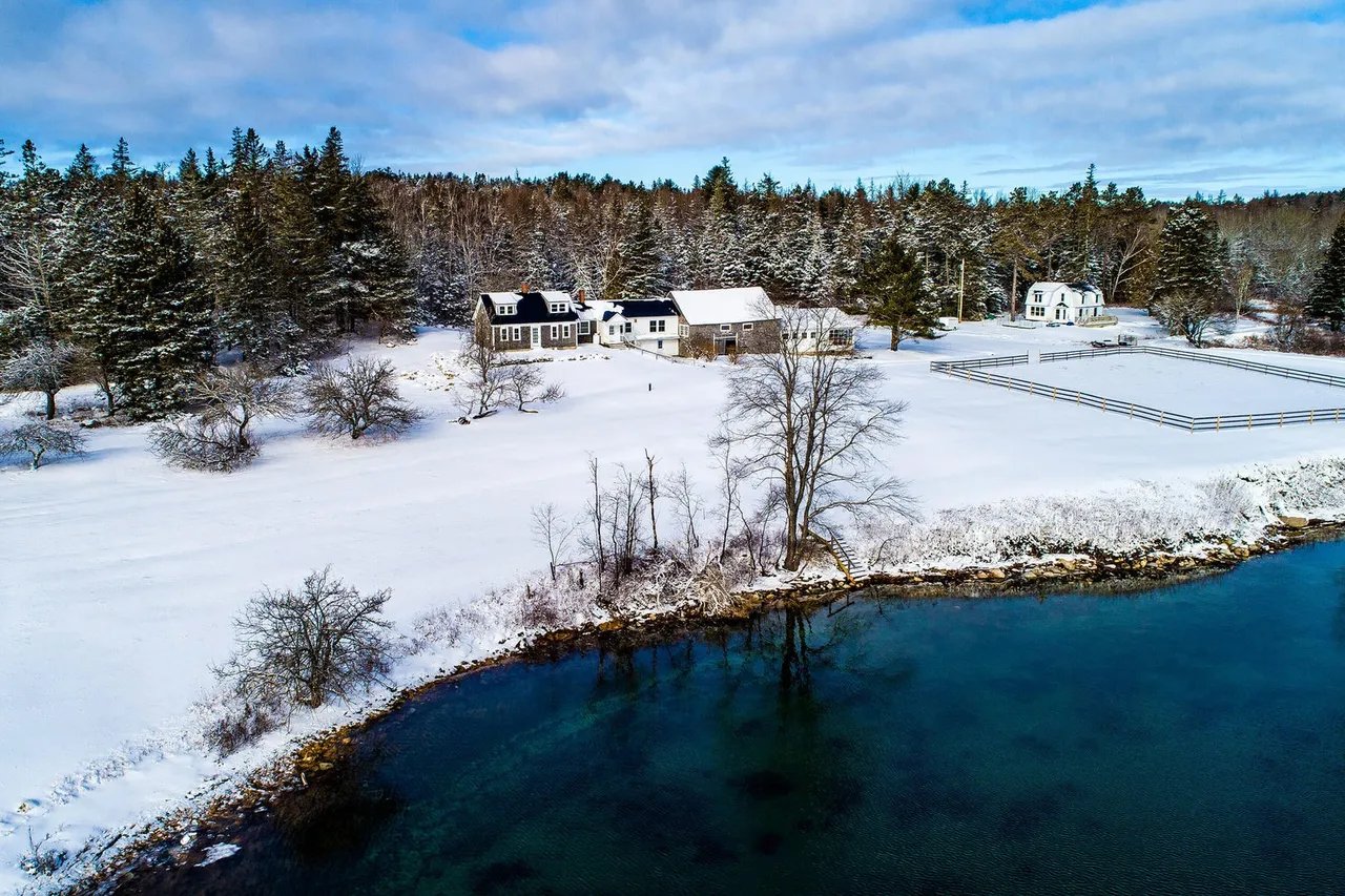 Maine Oceanfront Homes and Farmhouses with Acreage and Privacy