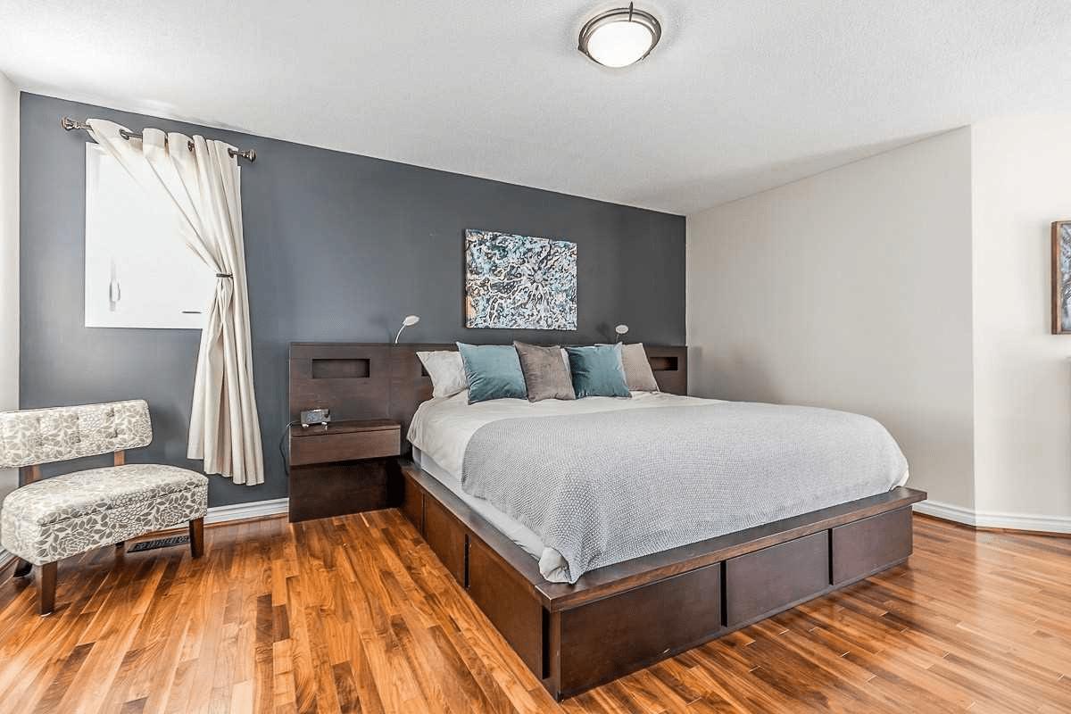 318 W Kennedy St NE