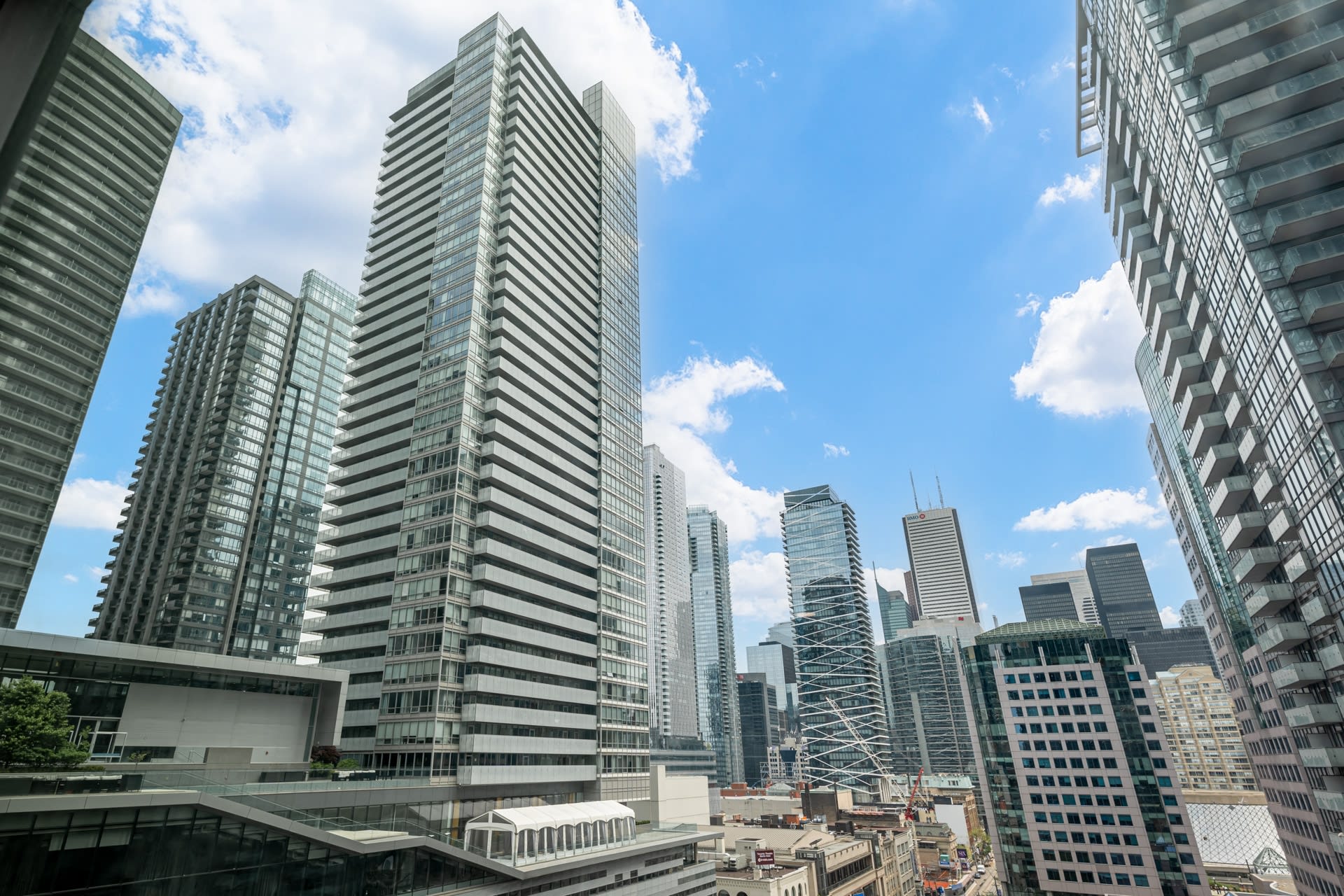 327 King St W Unit: 1101