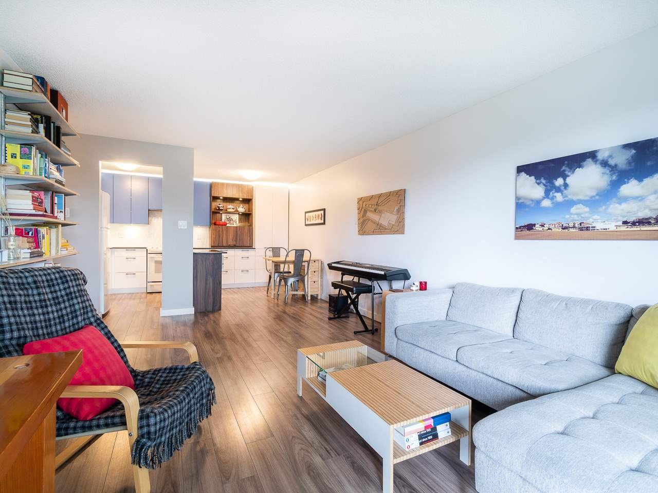 206-665 E 6th Ave