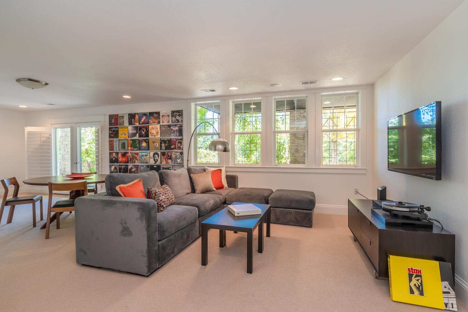 1686 Sunset Blvd