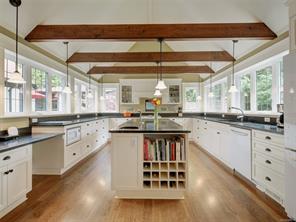3900 Cadboro Bay Rd