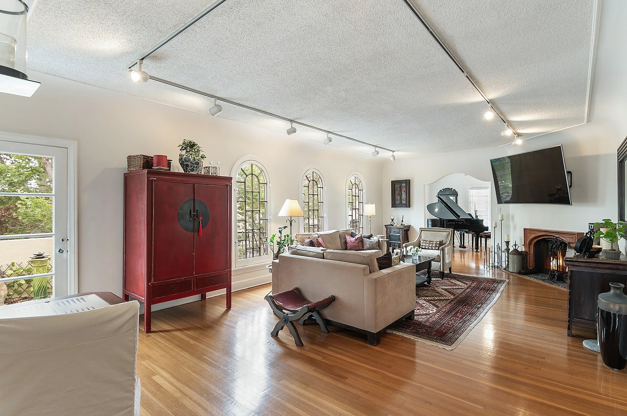 143 S Mansfield