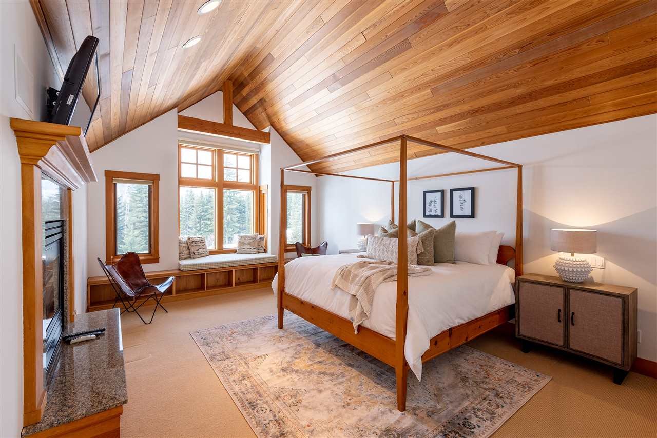 4-4676 Blackcomb Wy