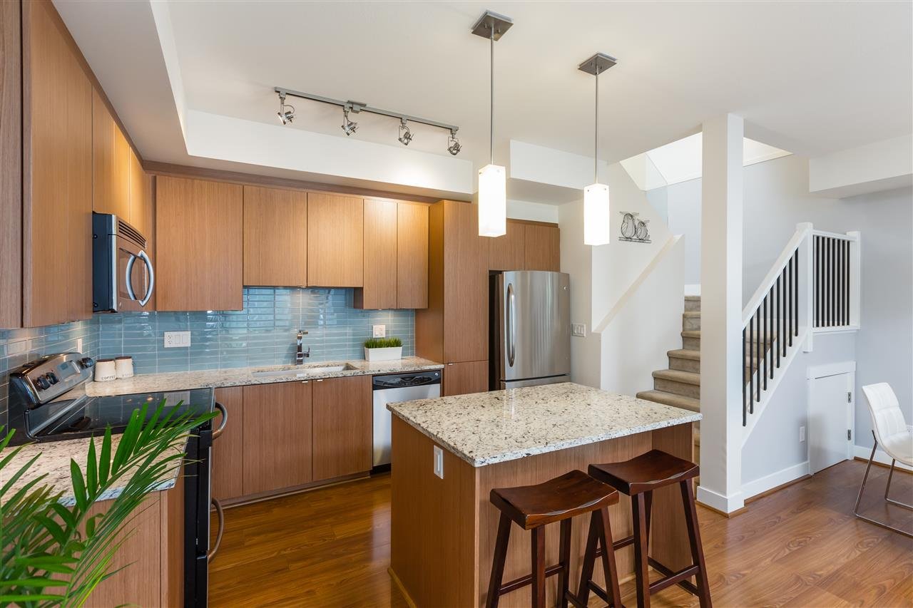 208-735 W 15th St