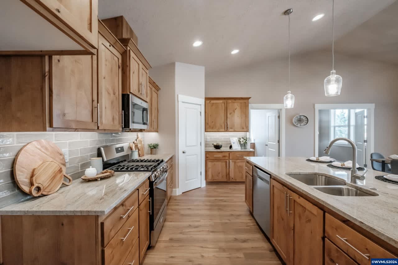 704 NW George Ct