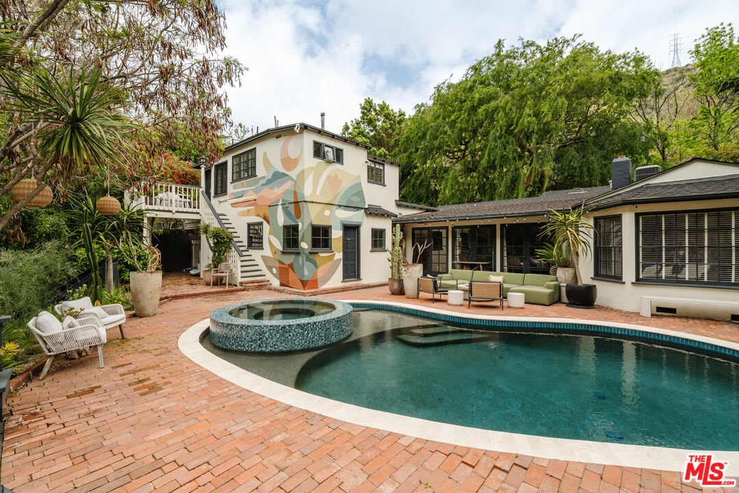 2015 Nichols Canyon Rd
