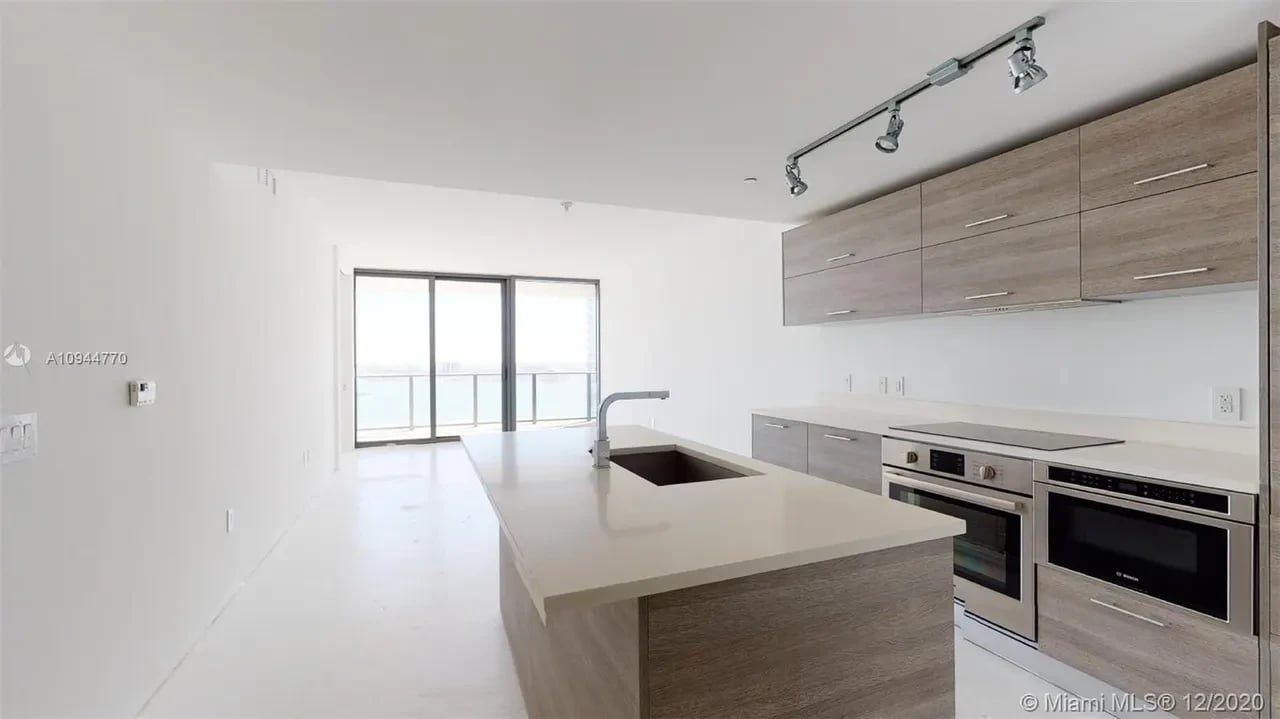 650 NE 32nd St #2706