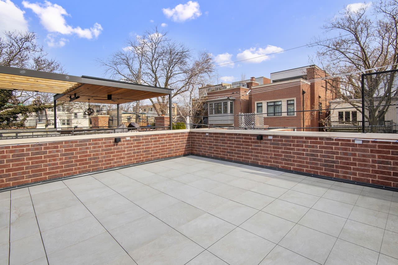 2028 N Sheffield