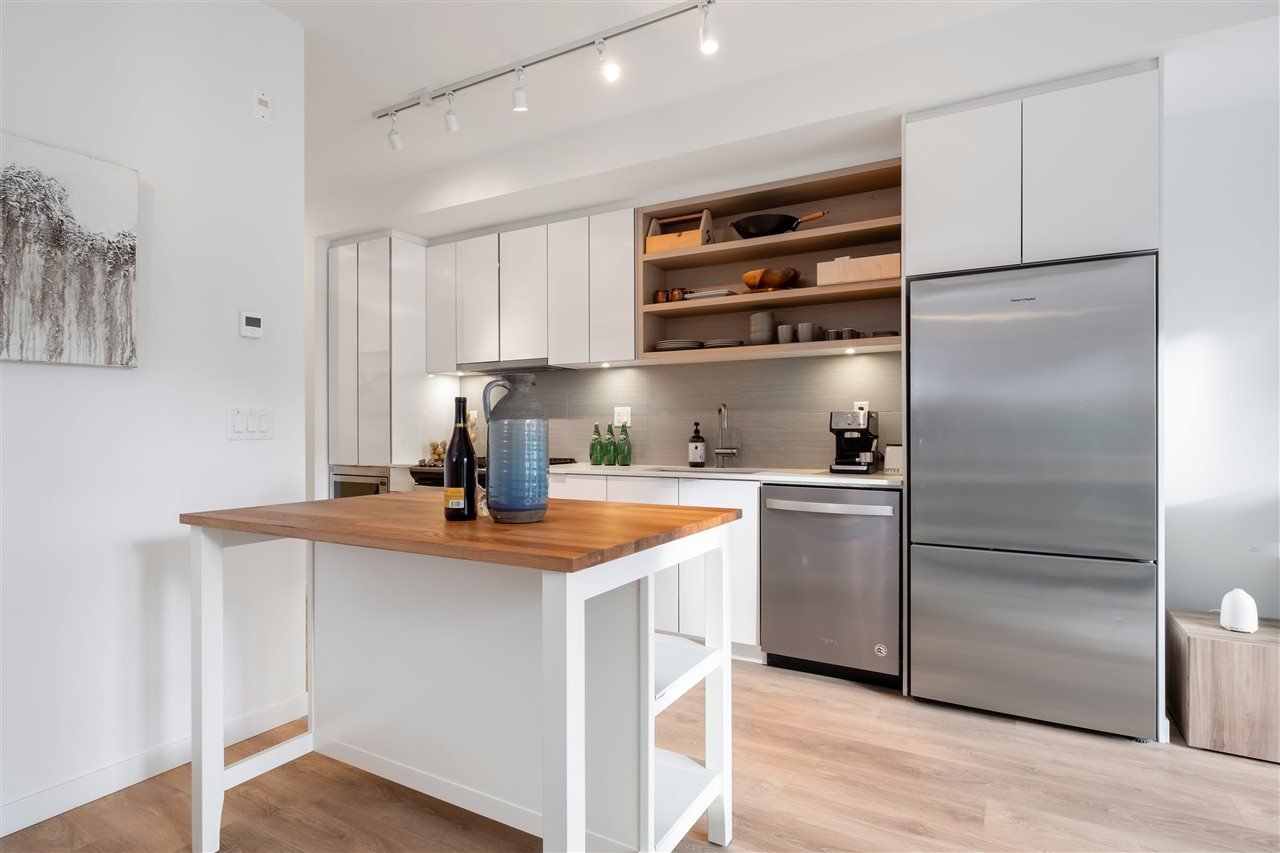 209-725 Marine Dr