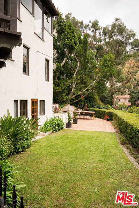 Romantic Beachwood Canyon Spanish