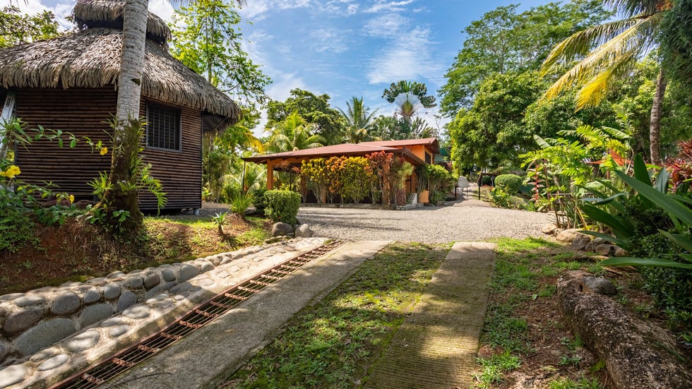 Home with White Water Views and Easy Access in Ojochal