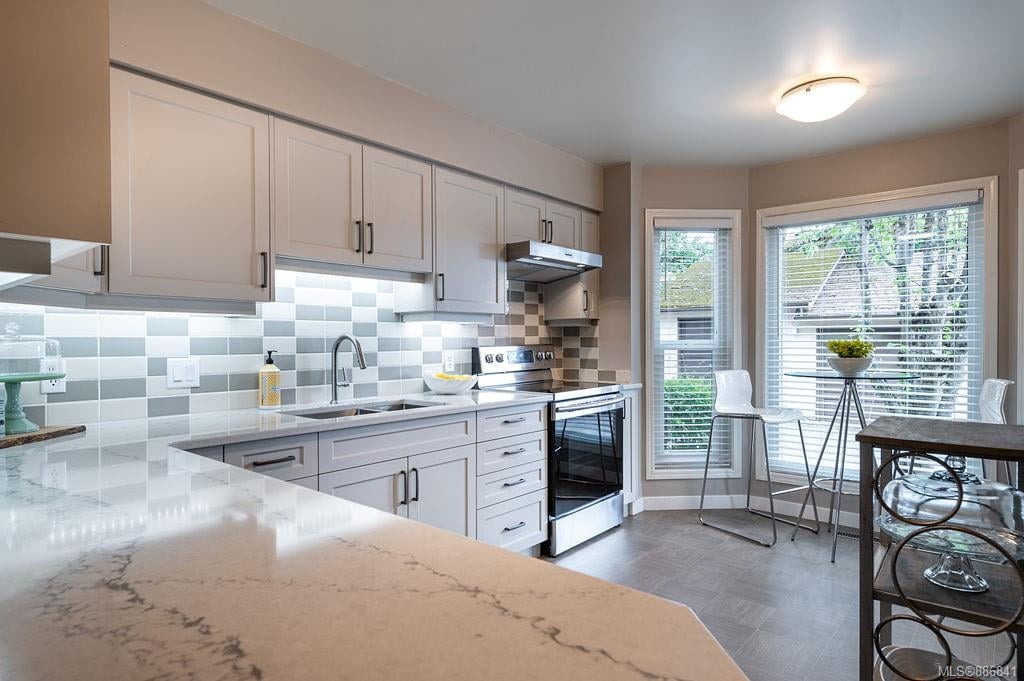 7-4540 W Saanich Rd