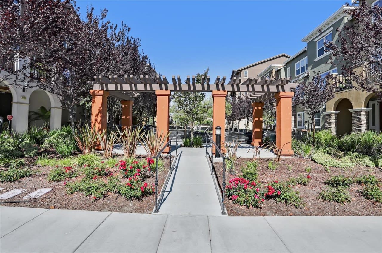272 Currlin Cir