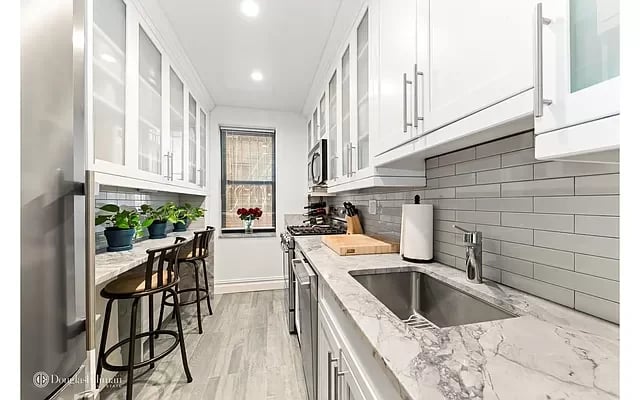 402 East 74th Street Unit: 1B