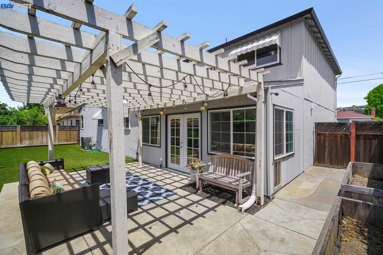 165 Bradhoff Ave