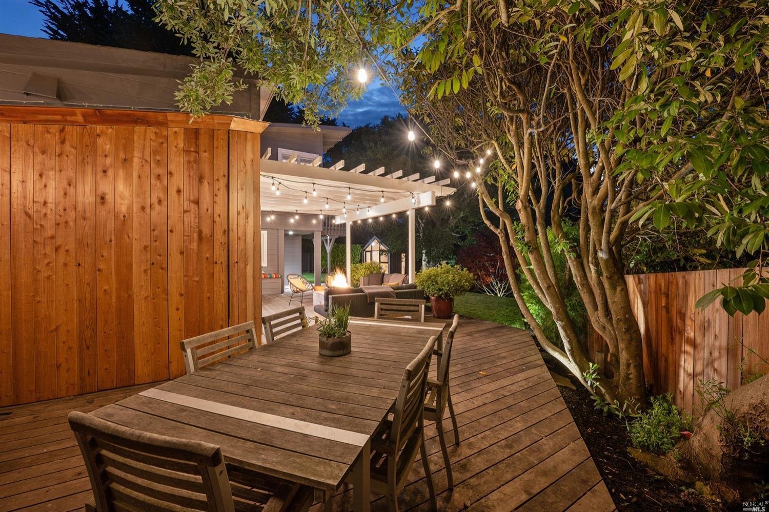2 Cedarwood Ln