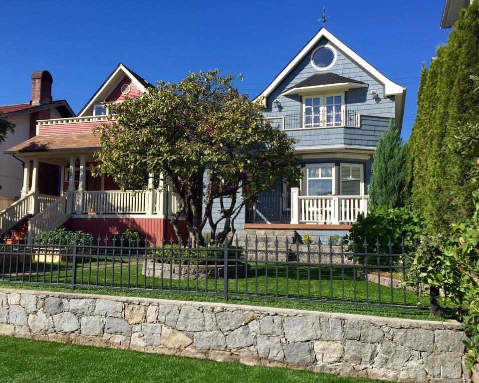 236 W 5th St