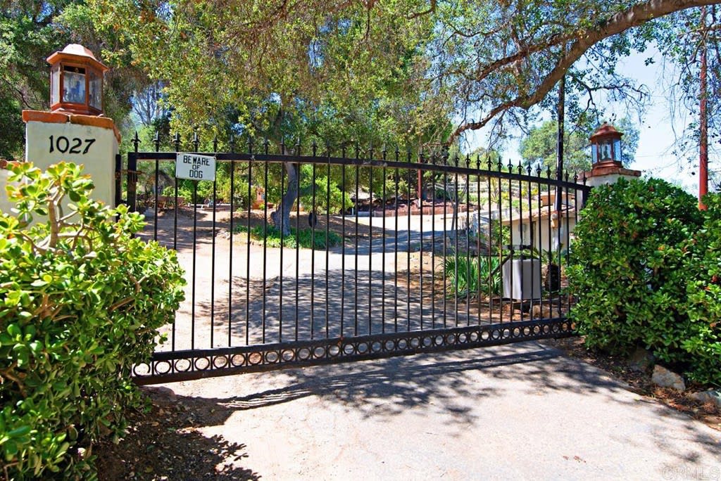 1027 S Live Oak Park Dr
