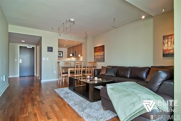 555 4th St., #729