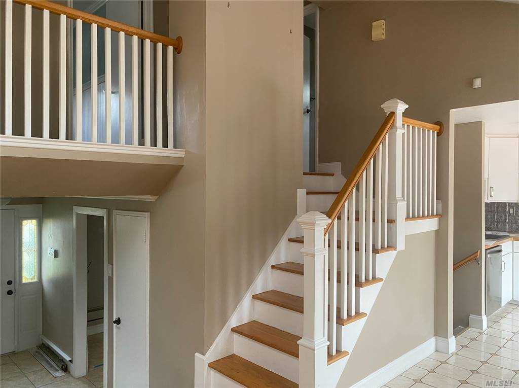 212 Haypath Rd, Old Bethpage