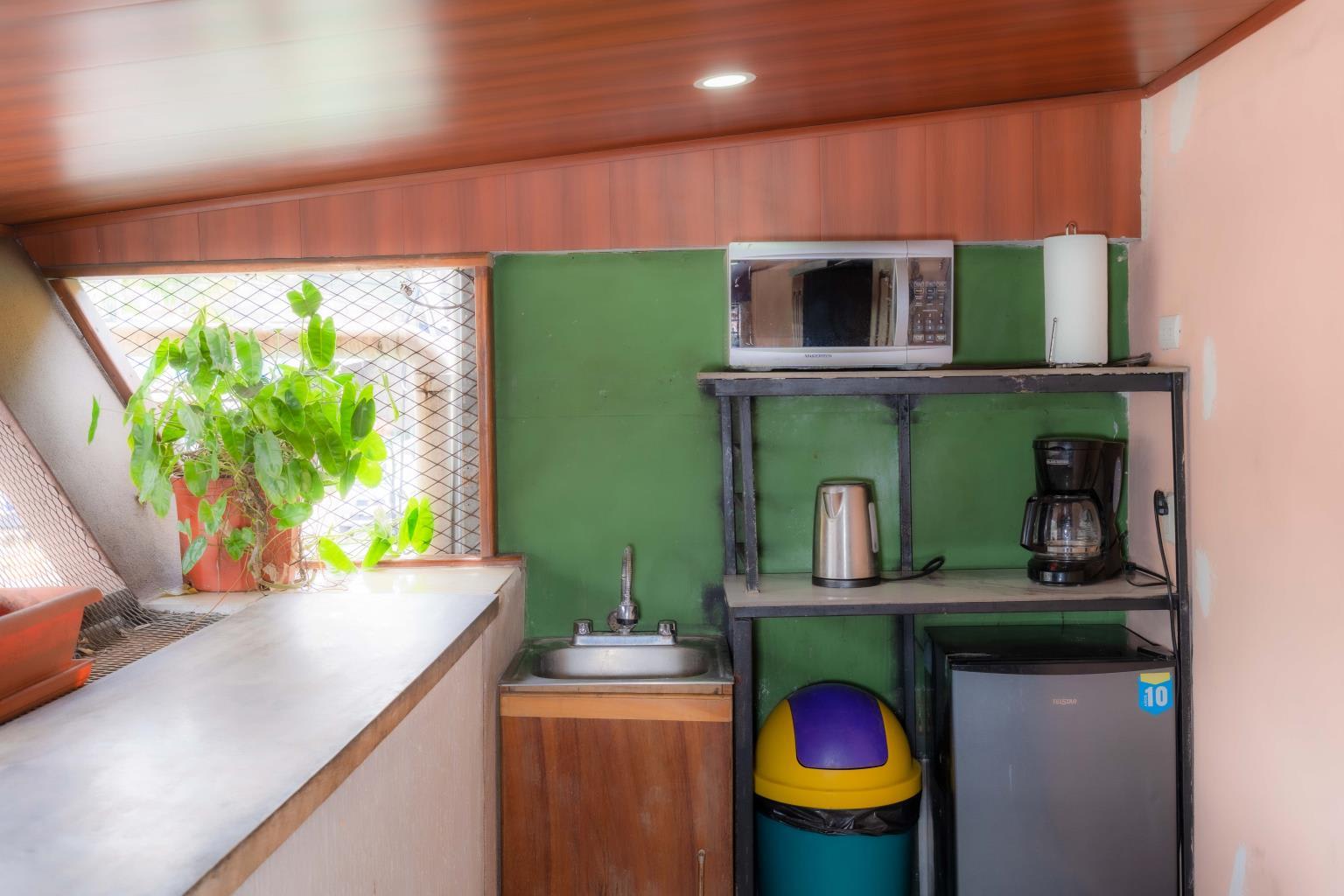 Downtown Quepos Central Hostel/Commercial Space