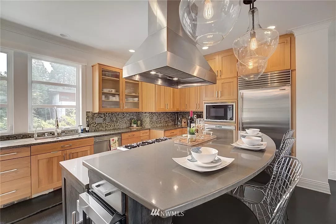 2203 32nd Ave W