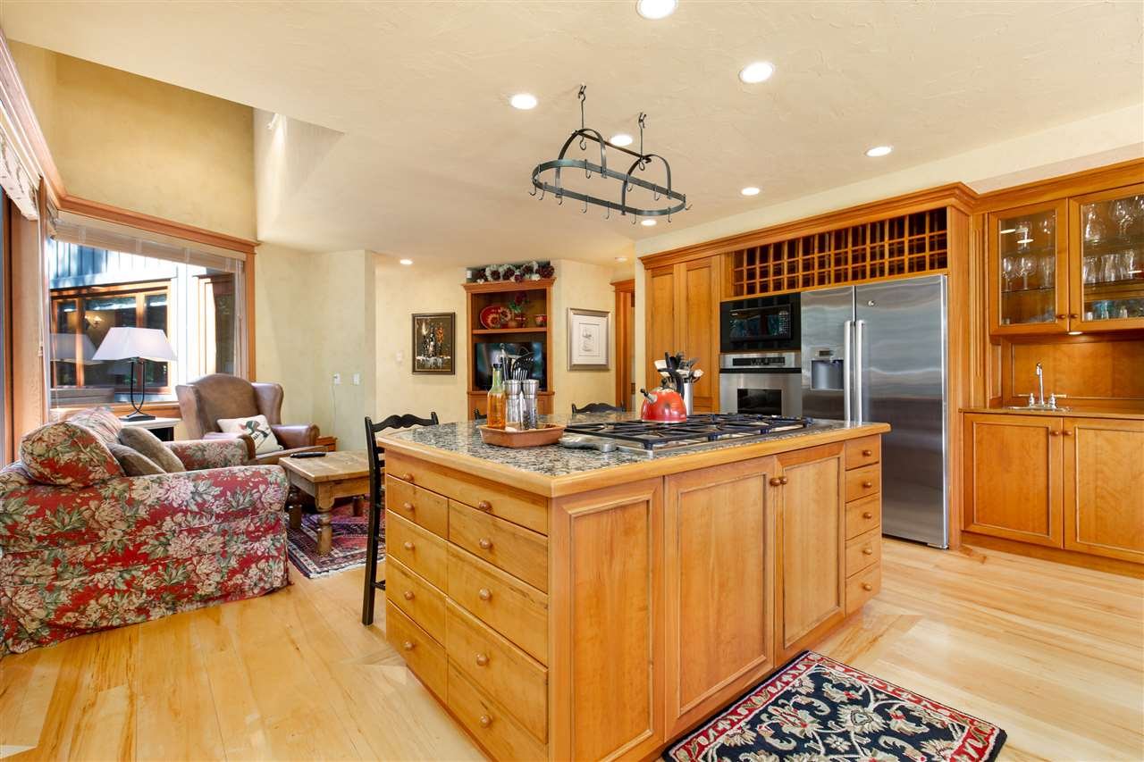 3231 Peak Dr