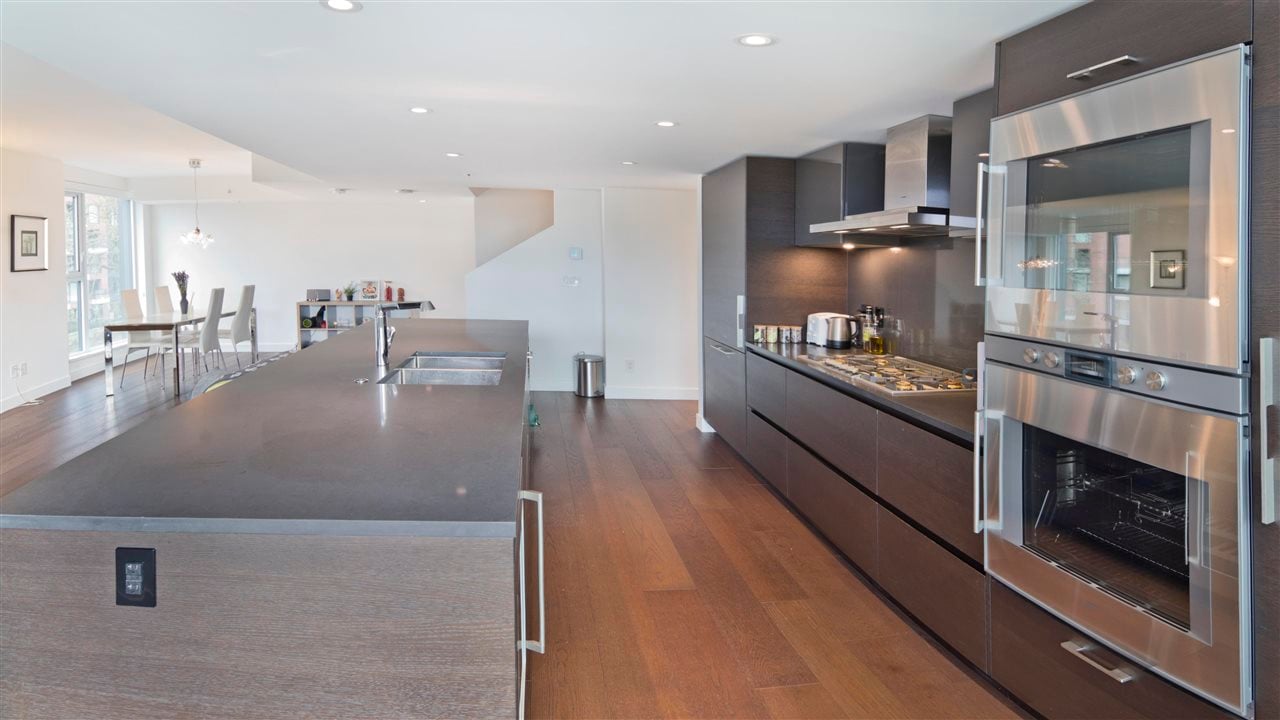 607-7228 Adera St